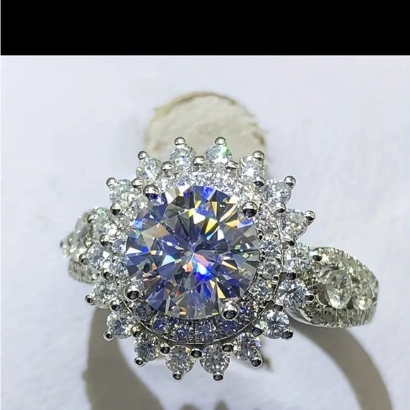 Elegant 925 Silver Plated Round Shaped Crystal Zircon Ring. - Picture 2 of 4